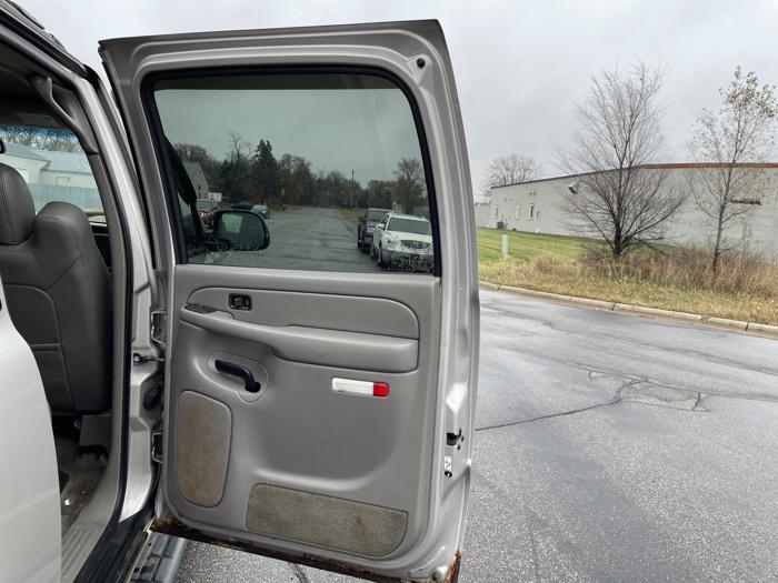 2004 chevrolet suburban with 289418 miles for sale near elk-river, minnesota 143aec6780a04a819d2ee6828221d288.jpg