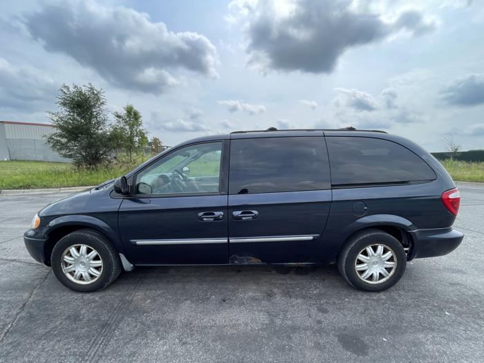2007 chrysler town-&-country touring with 216573 miles for sale near elk-river, minnesota 1c50587113934e6c8120cd22e9ec6252.jpg