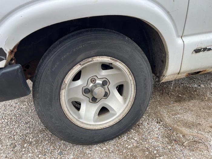 2001 chevrolet s-10-pickup with 161221 miles for sale near elk-river, minnesota 25a6f0eba56649c7ae3ade22c8a119b9.jpg