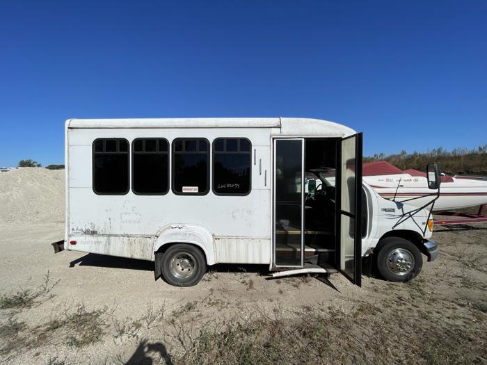2001 ford e-350-sd sel with 110286 miles for sale near elk-river, minnesota 2c2d1d8dcf0c44d6be3a26f7c96ae15e.jpg