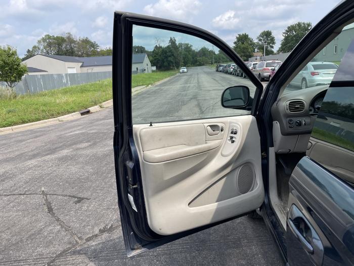 2007 chrysler town-&-country touring with 216573 miles for sale near elk-river, minnesota 4ad13e6304834146bf531884e424e45a.jpg