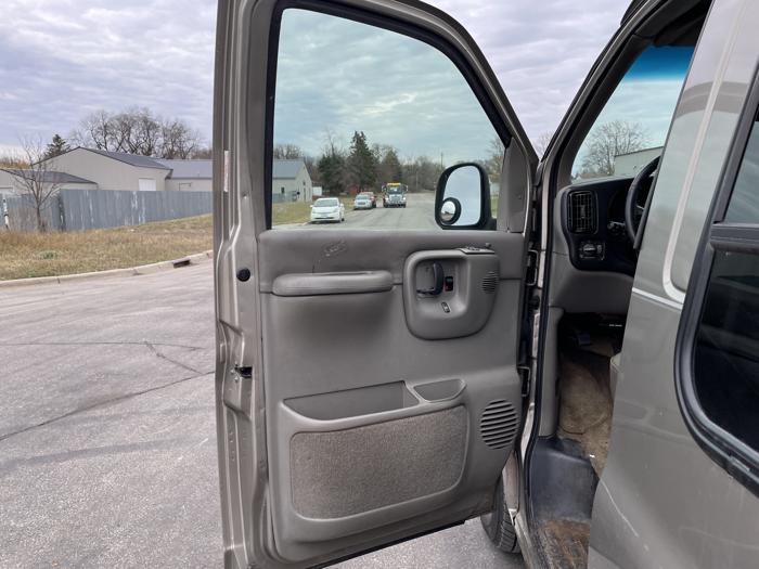2001 chevrolet express sel with 205506 miles for sale near elk-river, minnesota 4b265ffbd0c6495592354aeb6a50d436.jpg