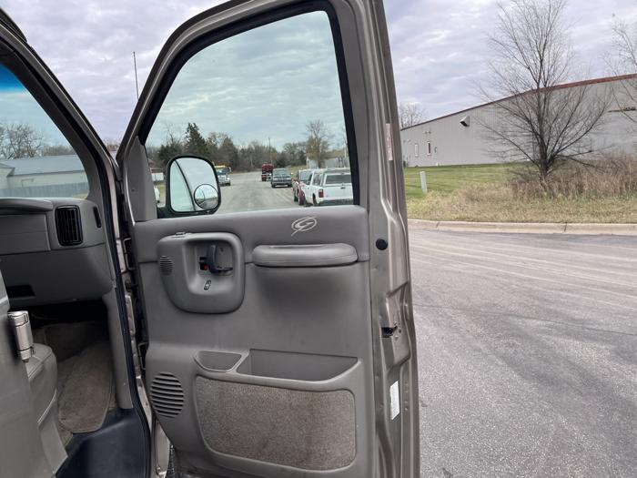 2001 chevrolet express sel with 205506 miles for sale near elk-river, minnesota 4d78f4ac74264939b923def6e95dbca7.jpg