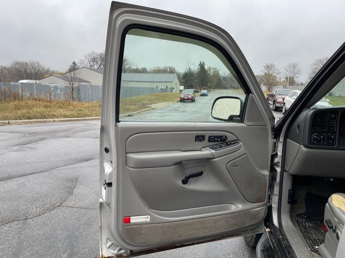 2004 chevrolet suburban with 289418 miles for sale near elk-river, minnesota 50f9e6185d684ca9a47f486a702d3fd1.jpg