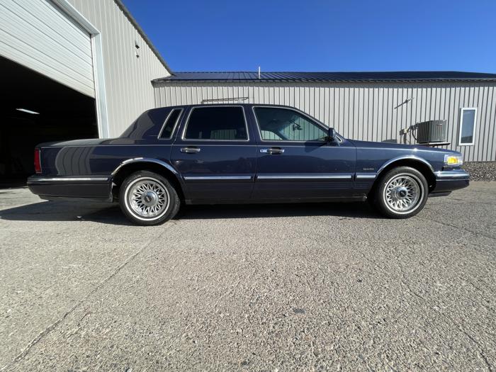1997 lincoln town-car sel with 171572 miles for sale near elk-river, minnesota 5f27868a037f4463bebcea172b69dadb.jpg