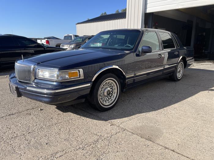 1997 lincoln town-car sel with 171572 miles for sale near elk-river, minnesota 5ffc823918dc4aa19c4d445f99543982.jpg