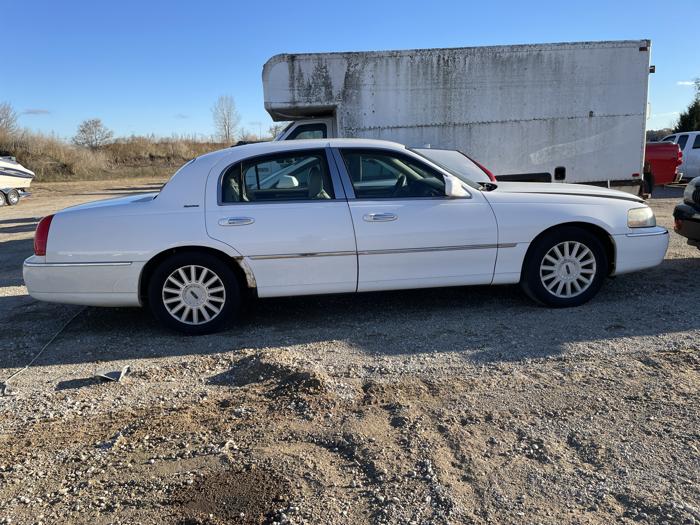 2005 lincoln town-car sel with 236457 miles for sale near elk-river, minnesota 66d2d88921f748298969c3cd707ae8c5.jpg