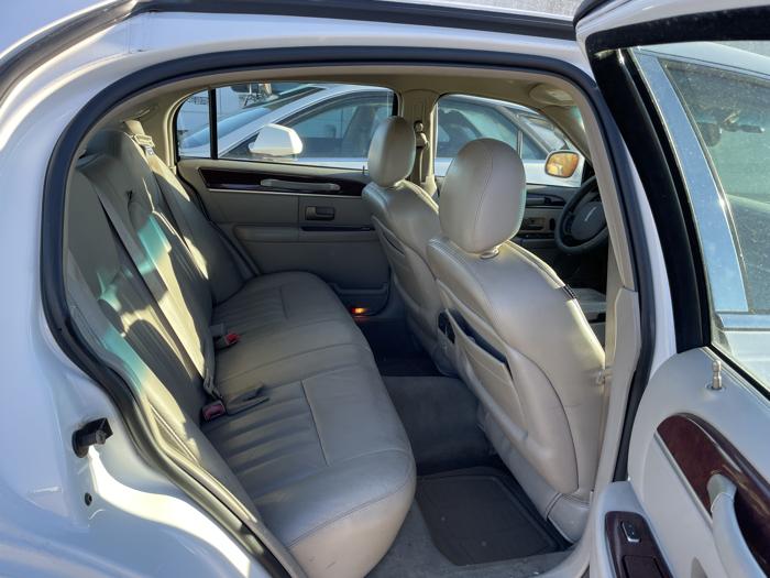 2005 lincoln town-car sel with 236457 miles for sale near elk-river, minnesota 6885cd756f204b3bb5e87486513ebb6f.jpg