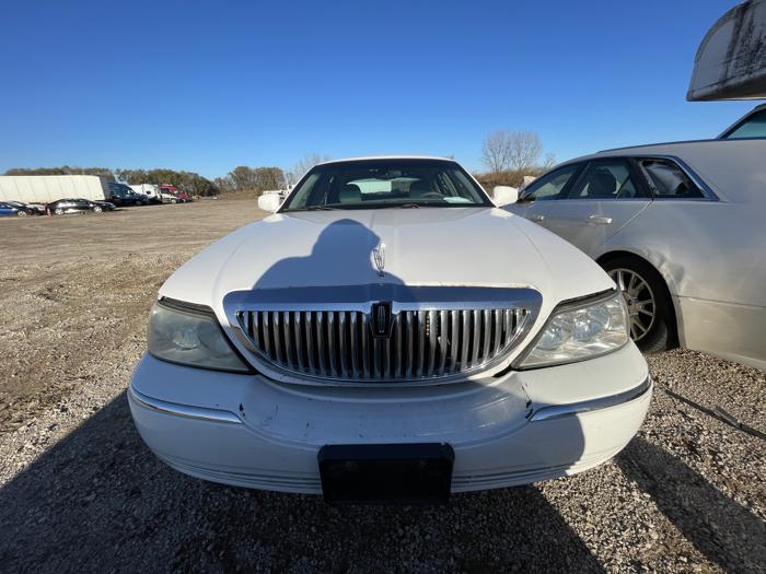 2005 lincoln town-car sel with 236457 miles for sale near elk-river, minnesota 6a54efe0c70641269199d44eb5ee8e66.jpg