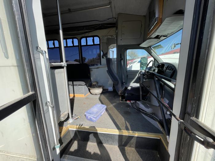 2001 ford e-350-sd sel with 110286 miles for sale near elk-river, minnesota 7dcd77b830f84d53873e433c384eeadd.jpg