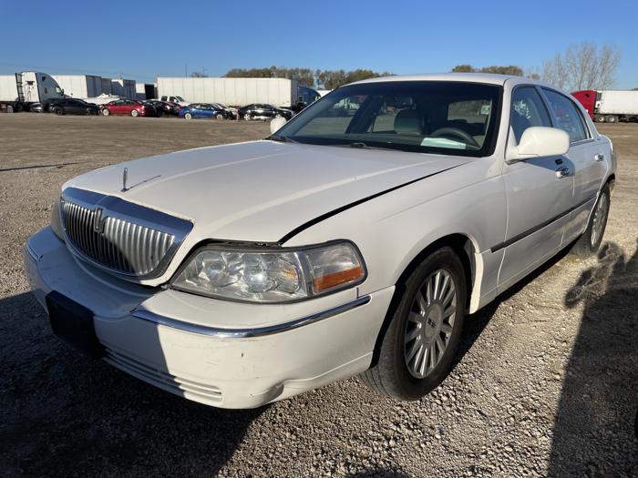 2005 lincoln town-car sel with 236457 miles for sale near elk-river, minnesota a7f23628a1d94400b128a29cd21592f9.jpg
