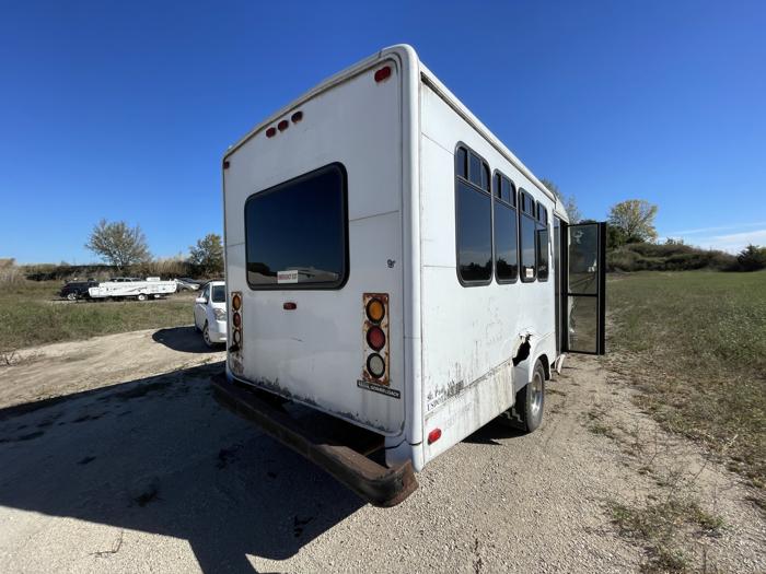 2001 ford e-350-sd sel with 110286 miles for sale near elk-river, minnesota b549a837ad1f415a98bdcf44dbf416e2.jpg