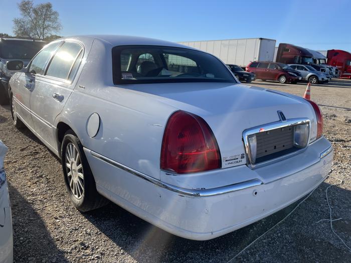 2005 lincoln town-car sel with 236457 miles for sale near elk-river, minnesota c17aee38fe244e40ab41fe3c544edd72.jpg