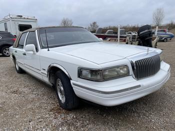 1997 lincoln town-car sel with 257716 miles for sale near elk-river, minnesota b8172a3f0f2040cf88f3171a9a041354.jpg