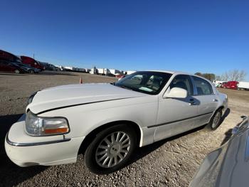 2005 lincoln town-car sel with 236457 miles for sale near elk-river, minnesota fd7566ba03384d4b9a51dc7a009b7638.jpg